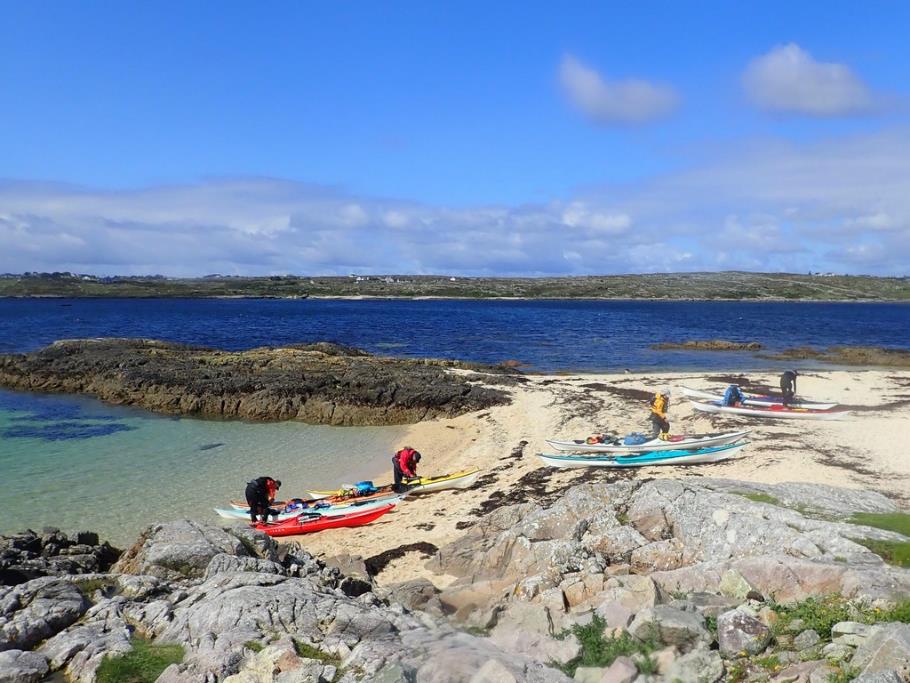 People kayaks on a beach

Description automatically generated