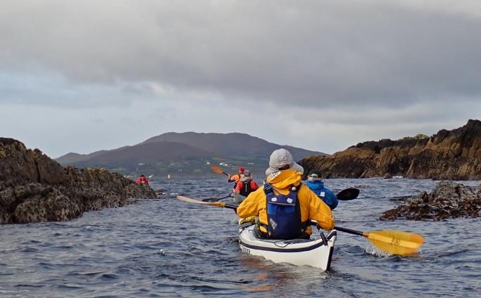 A group of people in a canoe

Description automatically generated