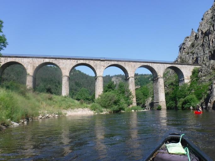 A bridge over a river

Description automatically generated with low confidence