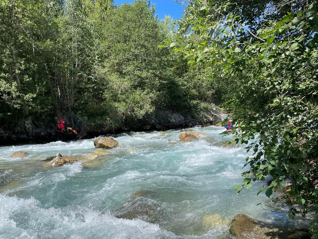 A river running through a forest
Description automatically generated