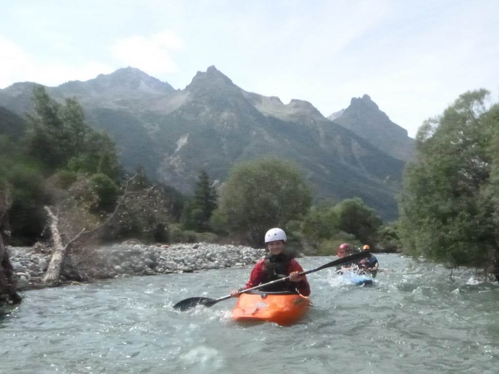 A group of people kayaking in a river
Description automatically generated