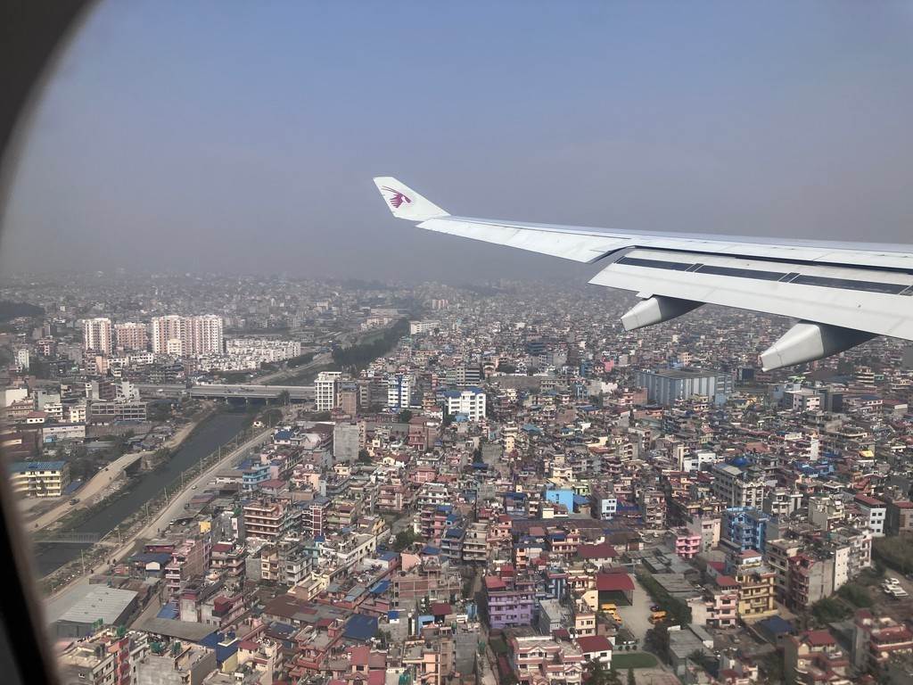 An airplane wing in the air

Description automatically generated