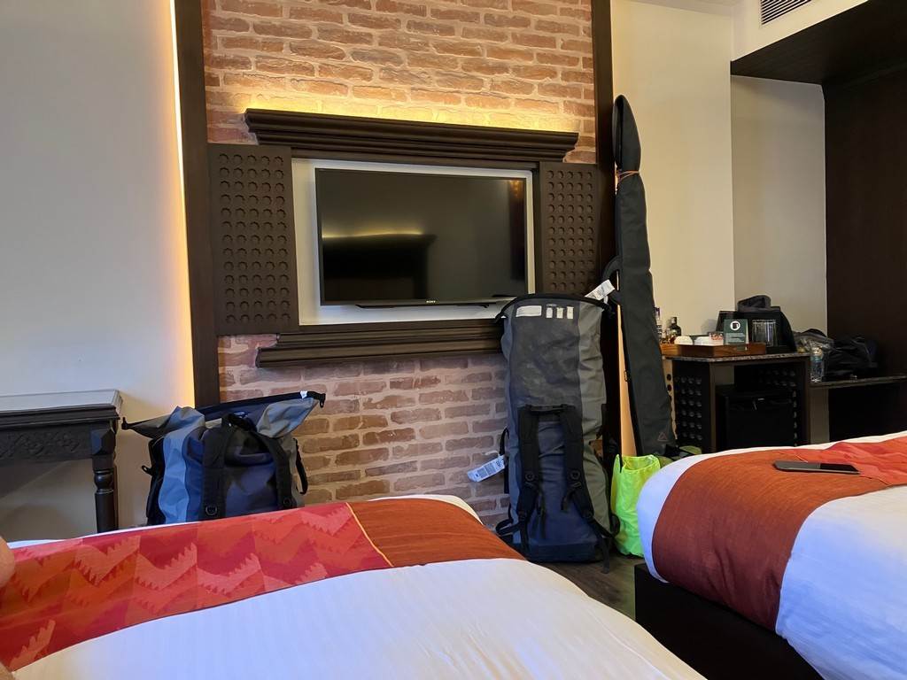 A room with a television and two beds

Description automatically generated