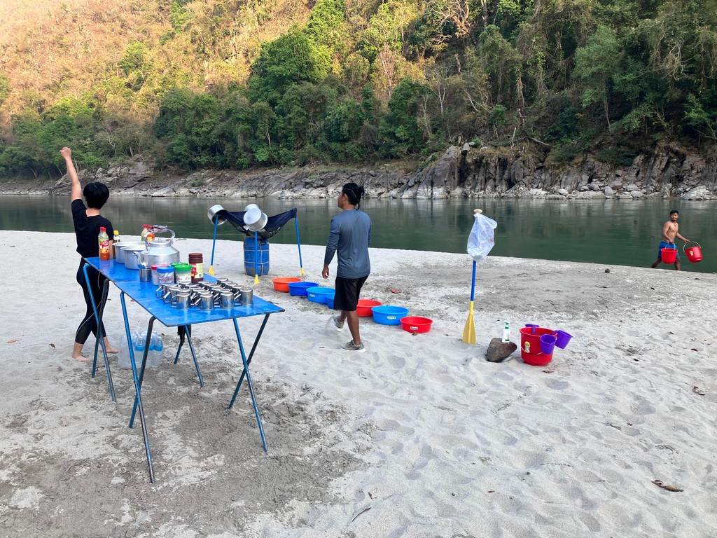 People on a beach

Description automatically generated