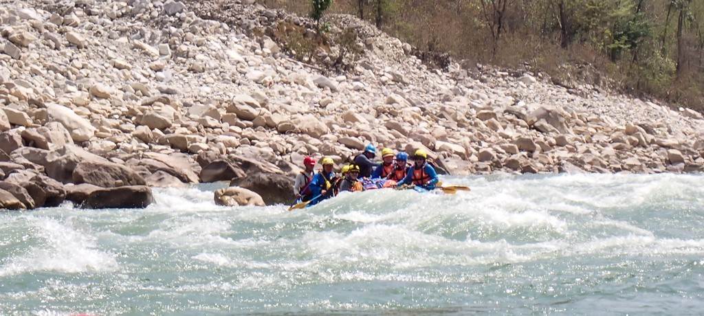 A group of people in a raft

Description automatically generated