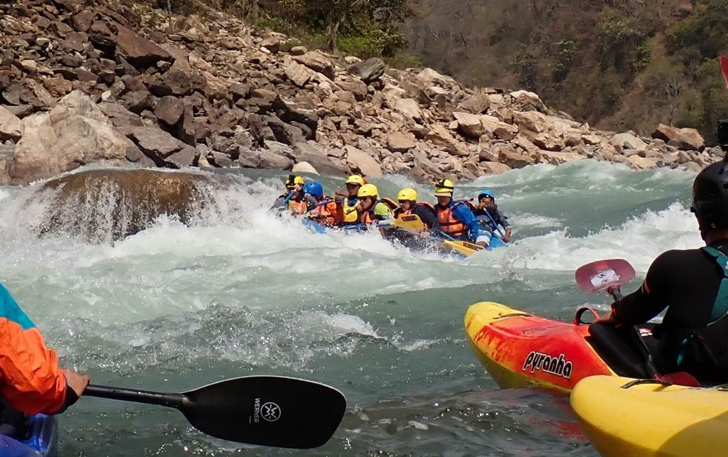 A group of people in a raft

Description automatically generated