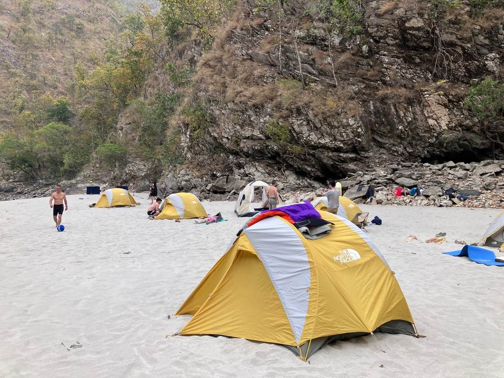 A group of tents on a beach

Description automatically generated
