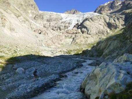 A river running through a rocky valley

Description automatically generated