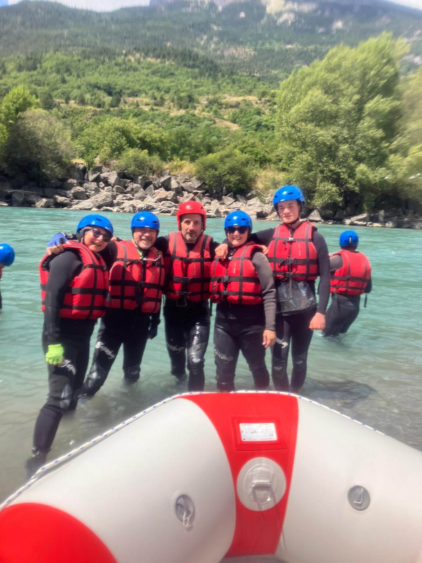 A group of people in a river

AI-generated content may be incorrect.
